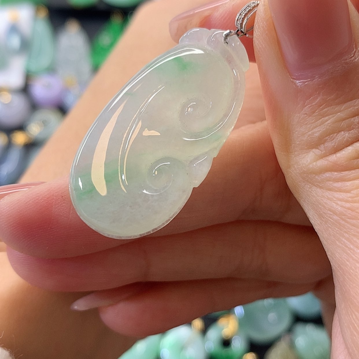 【闪购商品】翡翠吊坠(赠链)18K金镶嵌小*人