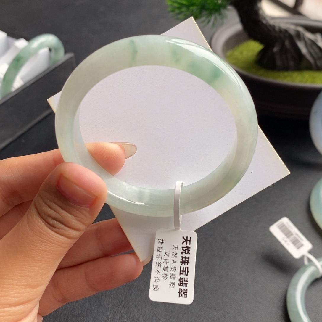 翡翠手镯未镶嵌翡翠
