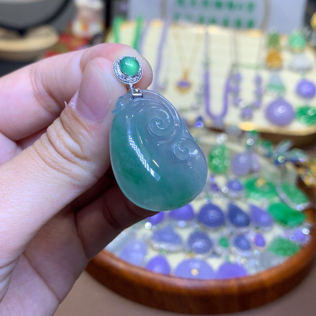 翡翠18K金镶嵌颈饰翡翠