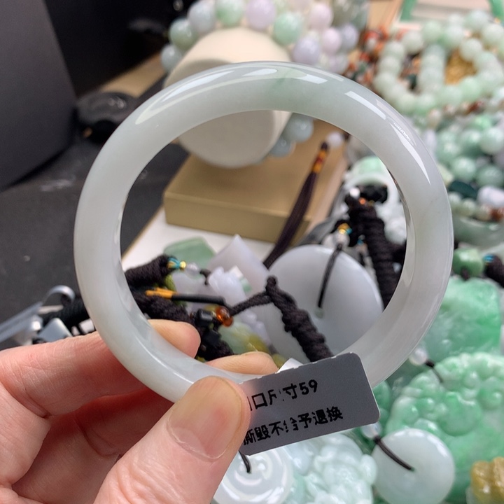 翡翠手镯未镶嵌吊坠