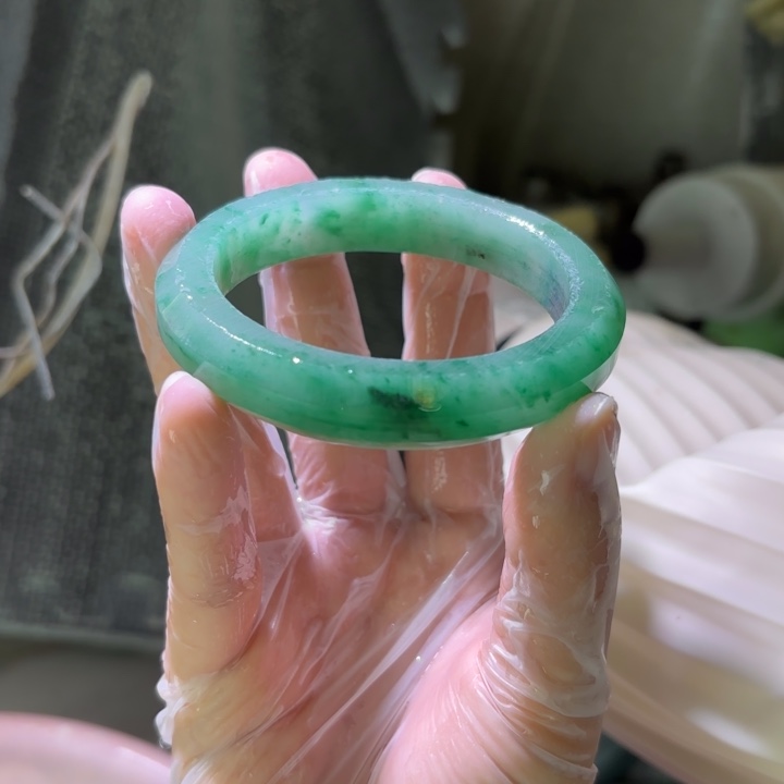 用***3石英质玉（非洲翠）未镶嵌手镯定制