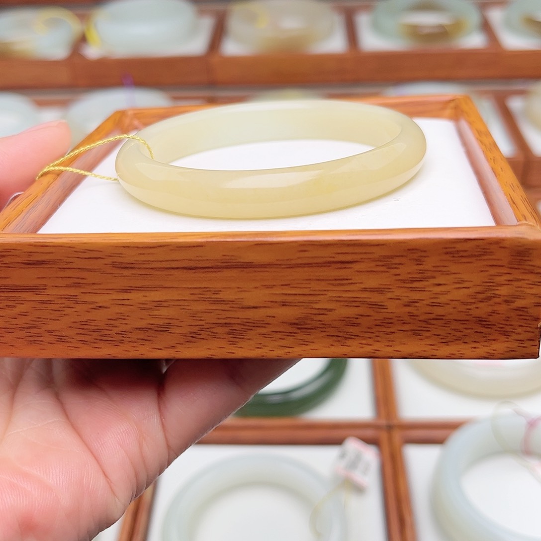 和田玉手镯未镶嵌52.6