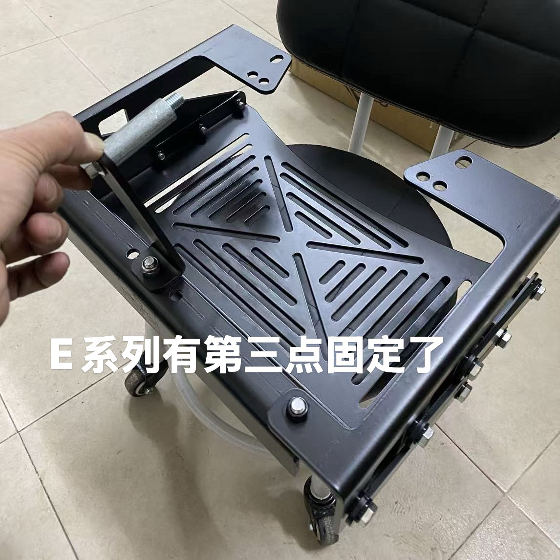 九号电动车E系列安装铁酷奇折叠尾架后的效果，短款插销第三点固定