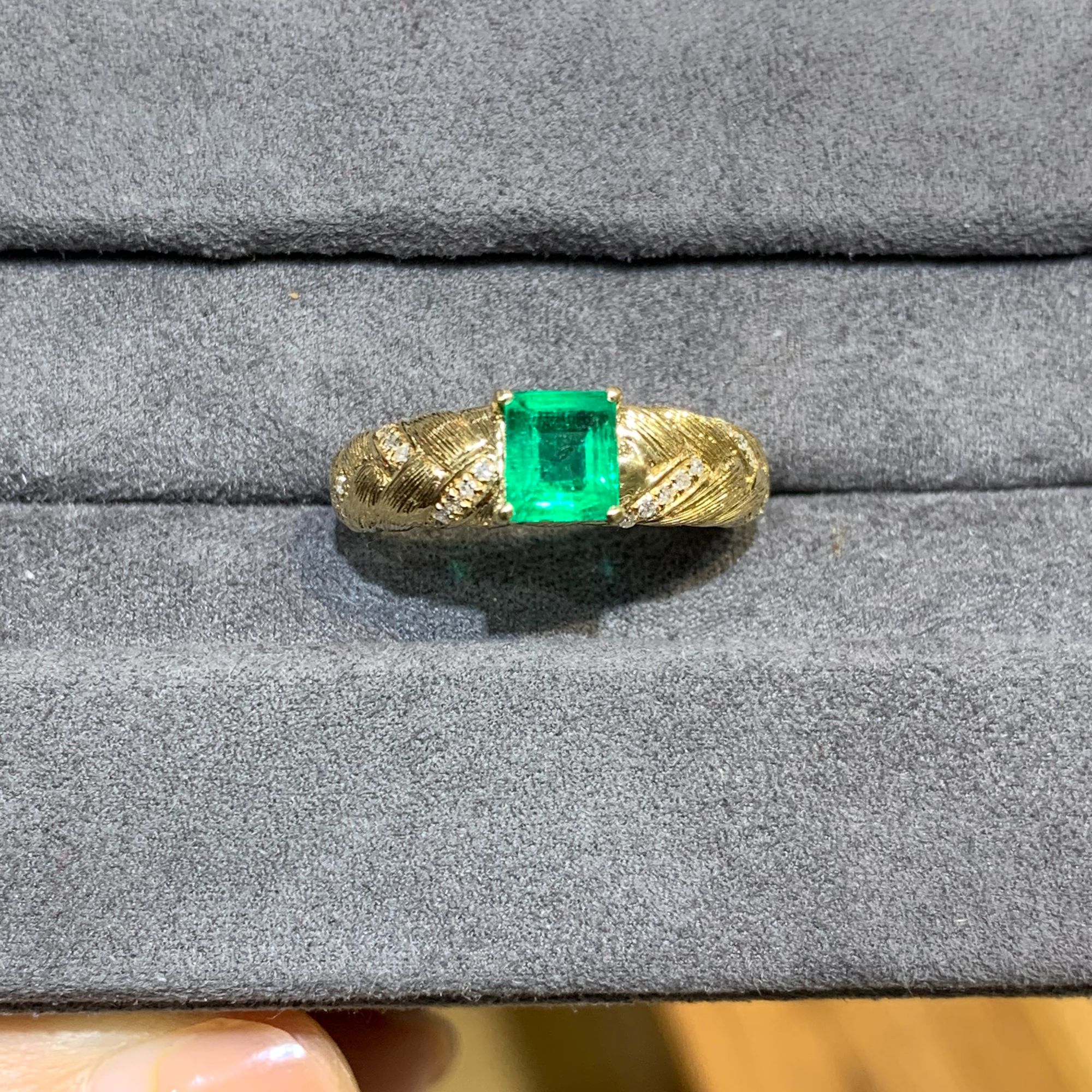 18k金天然哥伦比亚祖母绿戒指