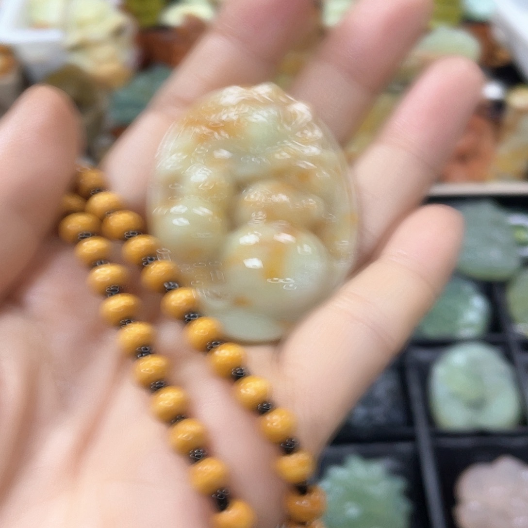 蛇纹石玉颈饰未镶嵌