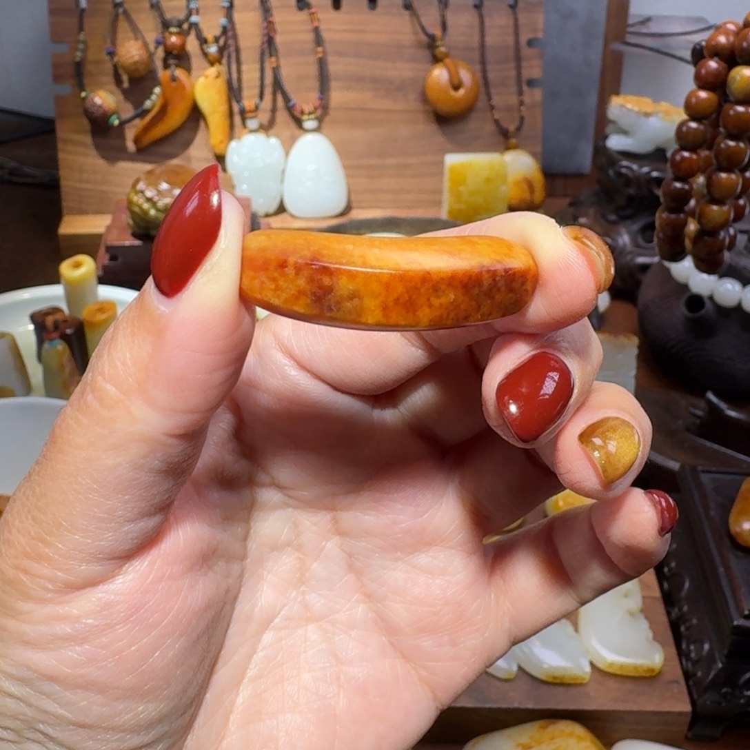 和田玉颈饰未镶嵌壳**壳