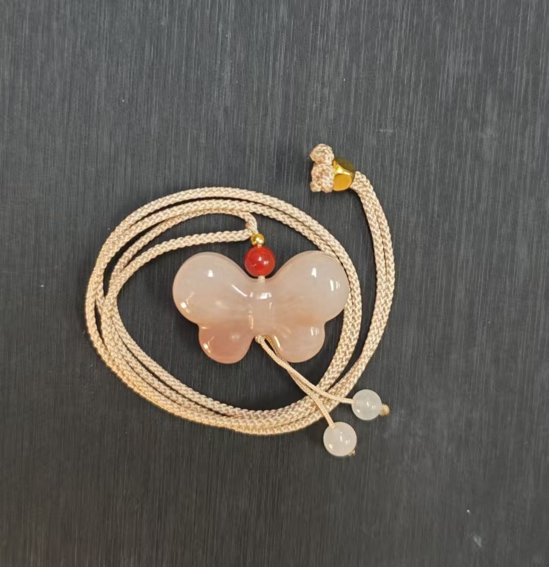 桃花酿金丝玉蝴蝶吊坠一条