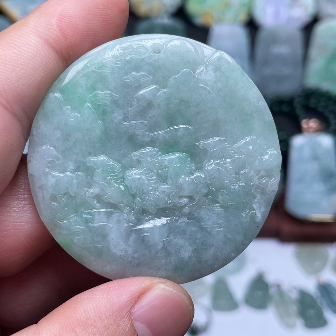 翡翠未镶嵌颈饰八骏图