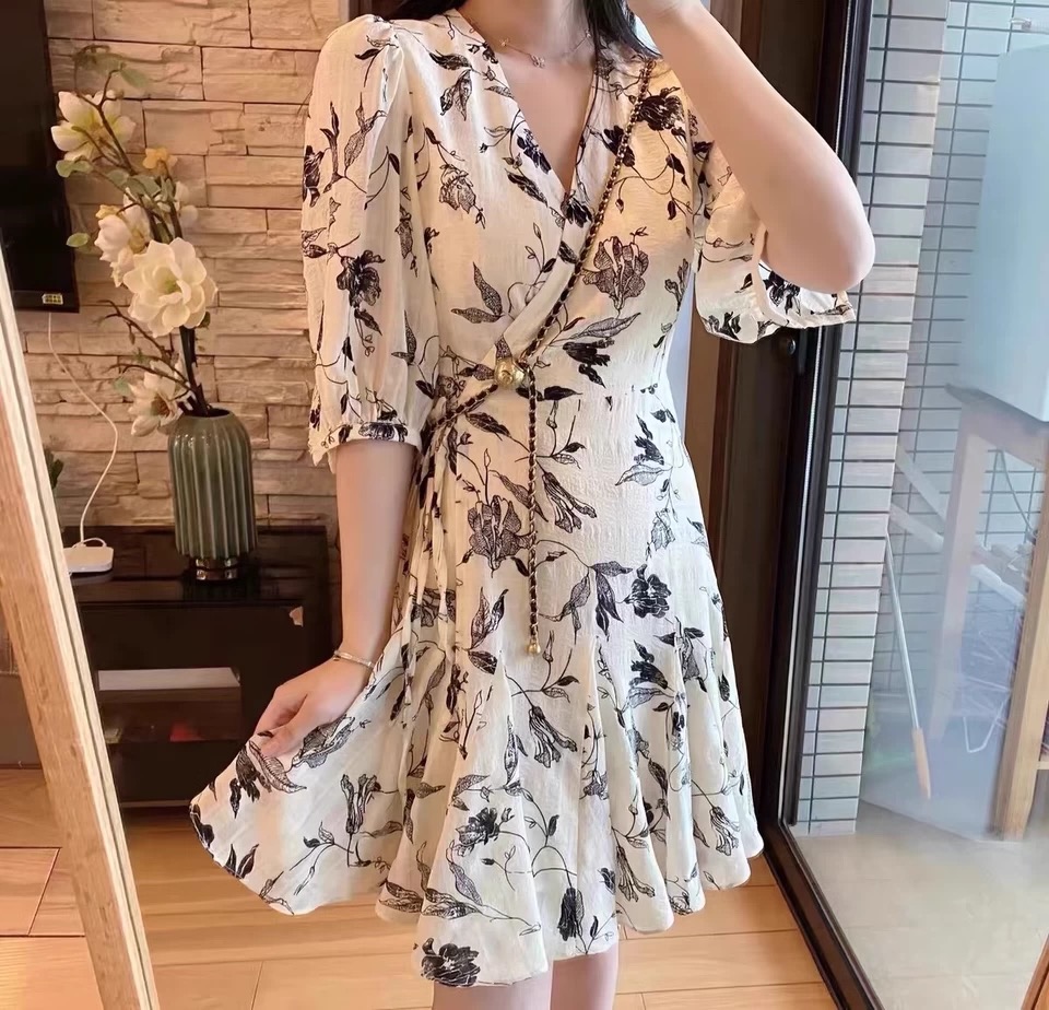  时髦夏季韩版新短款一片式连衣裙时尚 纹理皱感水墨v领收腰 