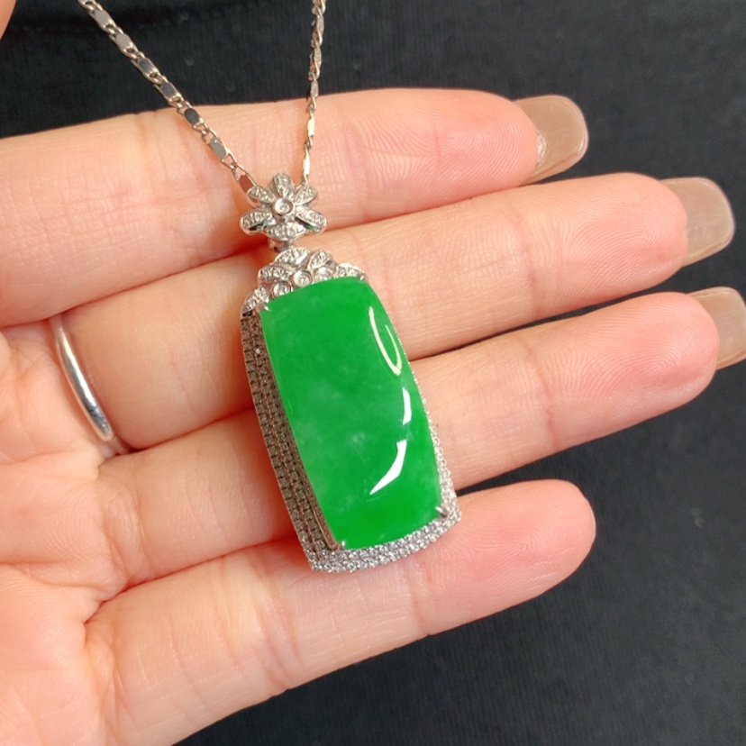 【闪购商品】颈饰18K金镶嵌翡翠马鞍