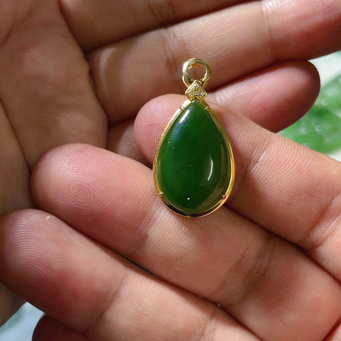 颈饰18K金镶嵌和田玉（碧玉）