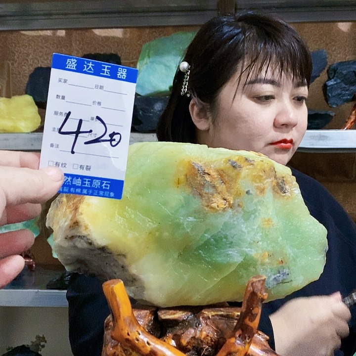 蛇纹石玉原石未镶嵌桀*