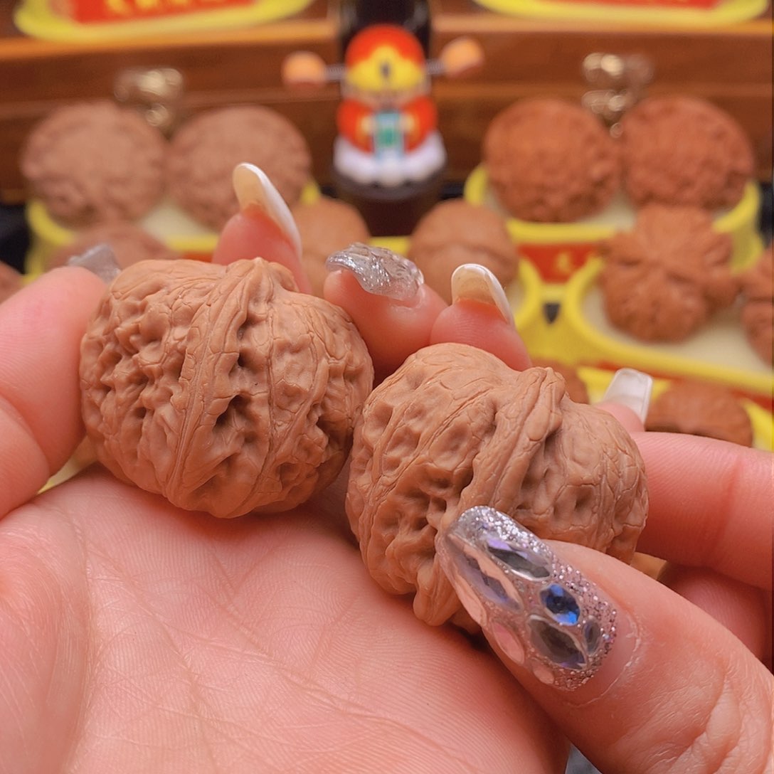 桃核把件37全品元宝。      