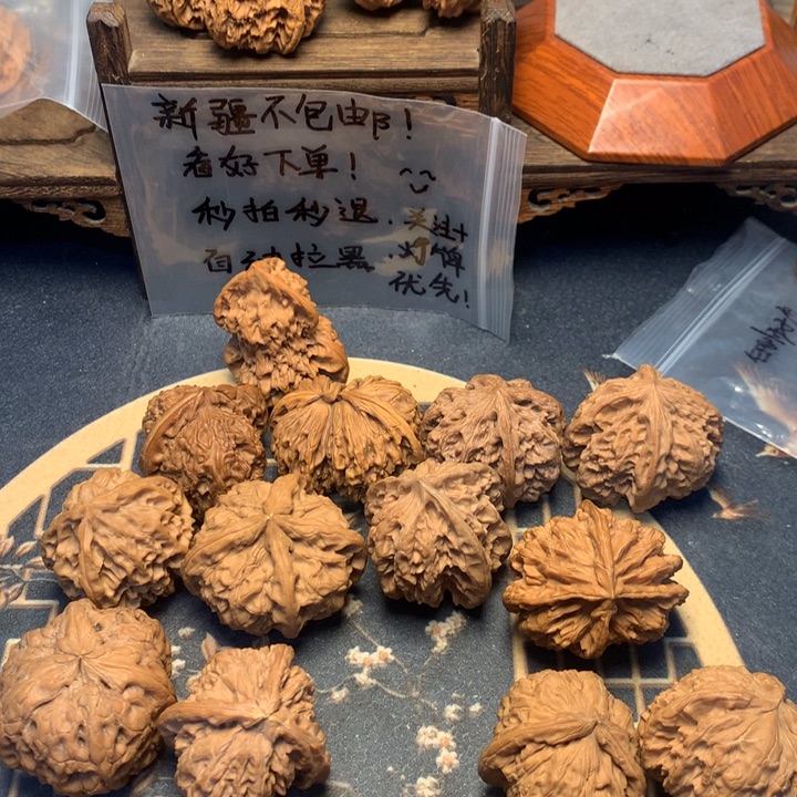 游***吟文玩核桃把件白狮子