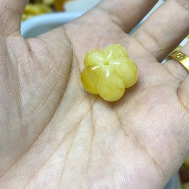 蜜蜡未镶嵌裸石吊坠