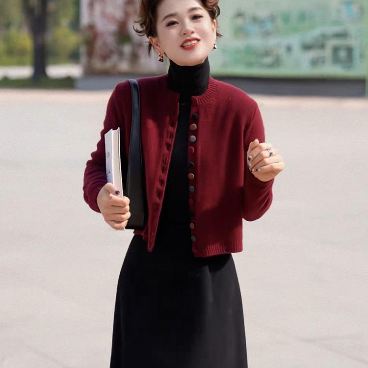 春秋装新款高级感上衣洋气减龄别致红色单排扣针织短款开衫外套女