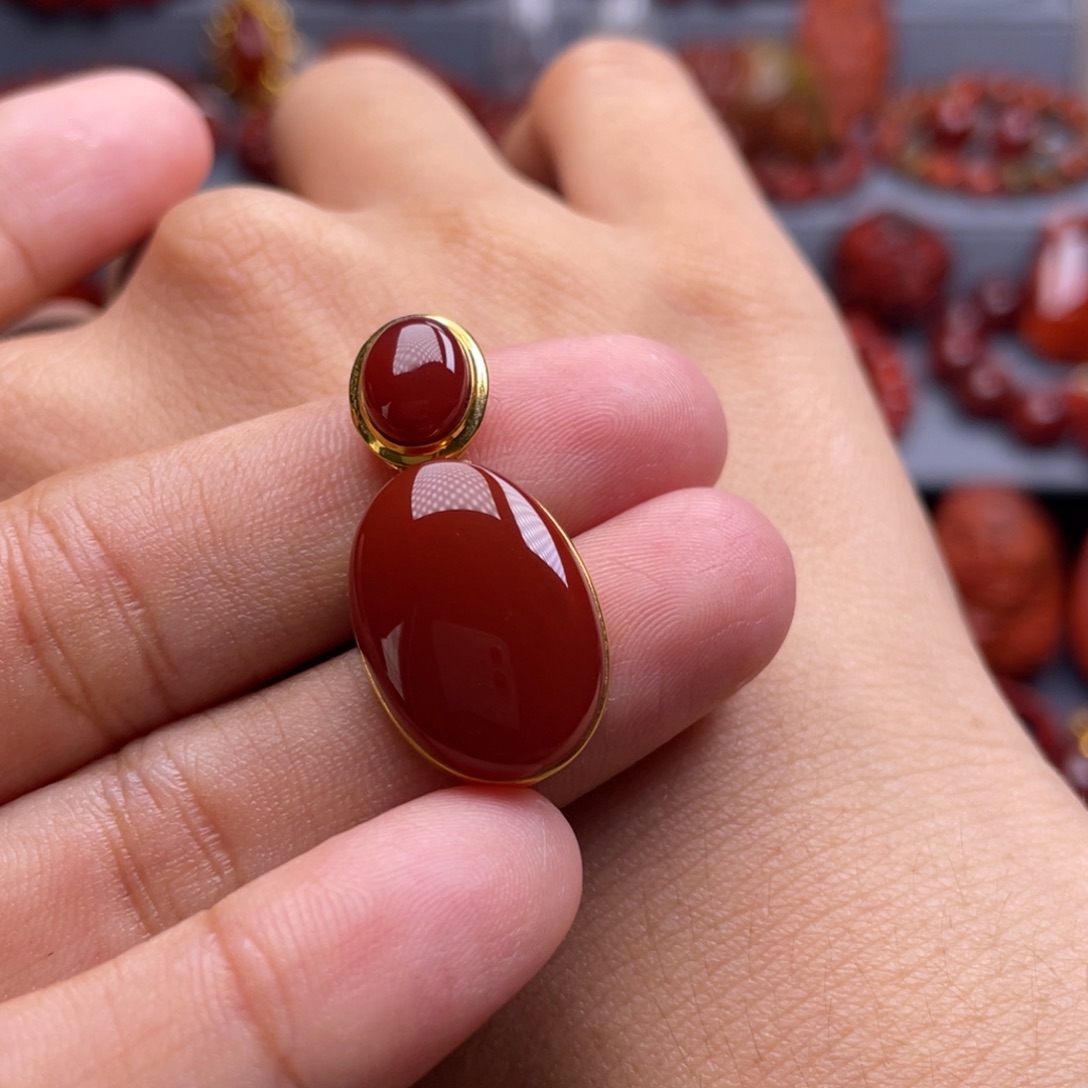 南红玛瑙18K金镶嵌珠宝奇石纯色牛血红吊坠