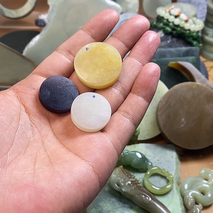 苏***木和田玉（糖玉）未镶嵌珠宝半成品