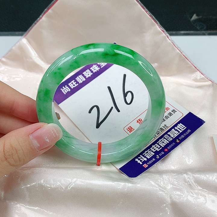 翡翠手镯未镶嵌翡翠