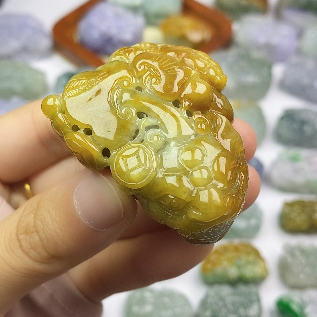 翡翠未镶嵌颈饰貔貅