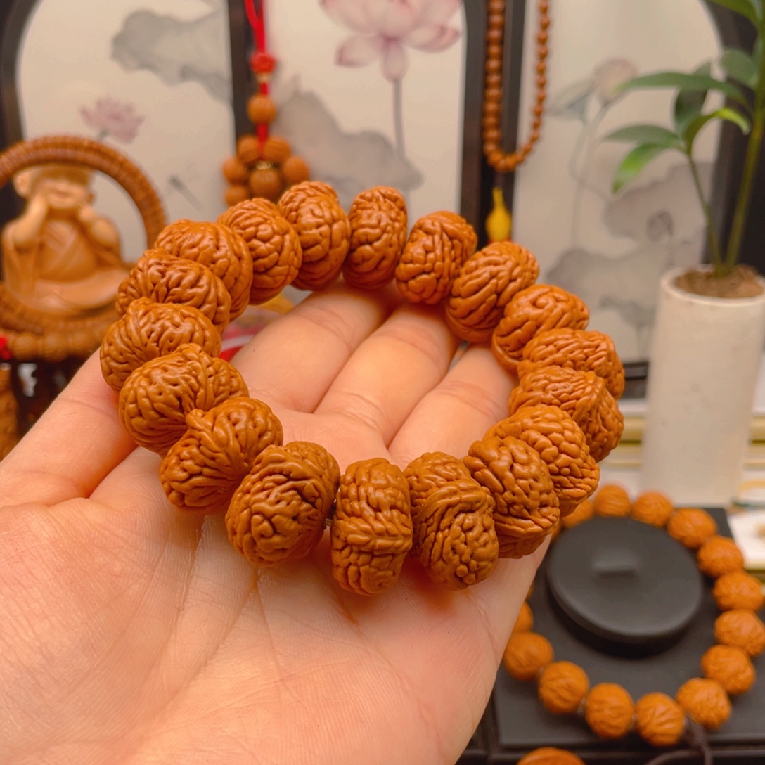 手串桃核五爪金龙手串。红红火火