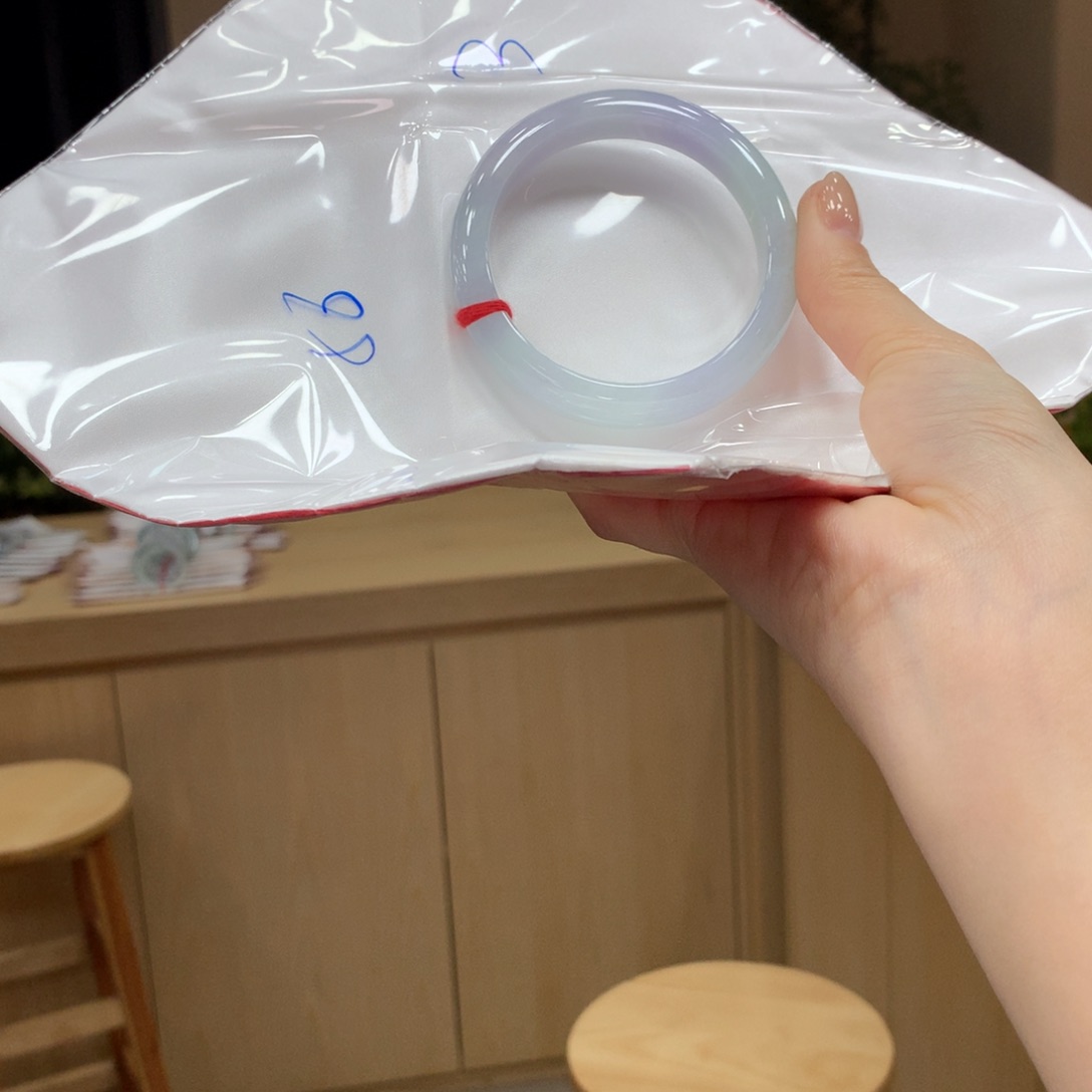 翡翠手镯未镶嵌不退不换