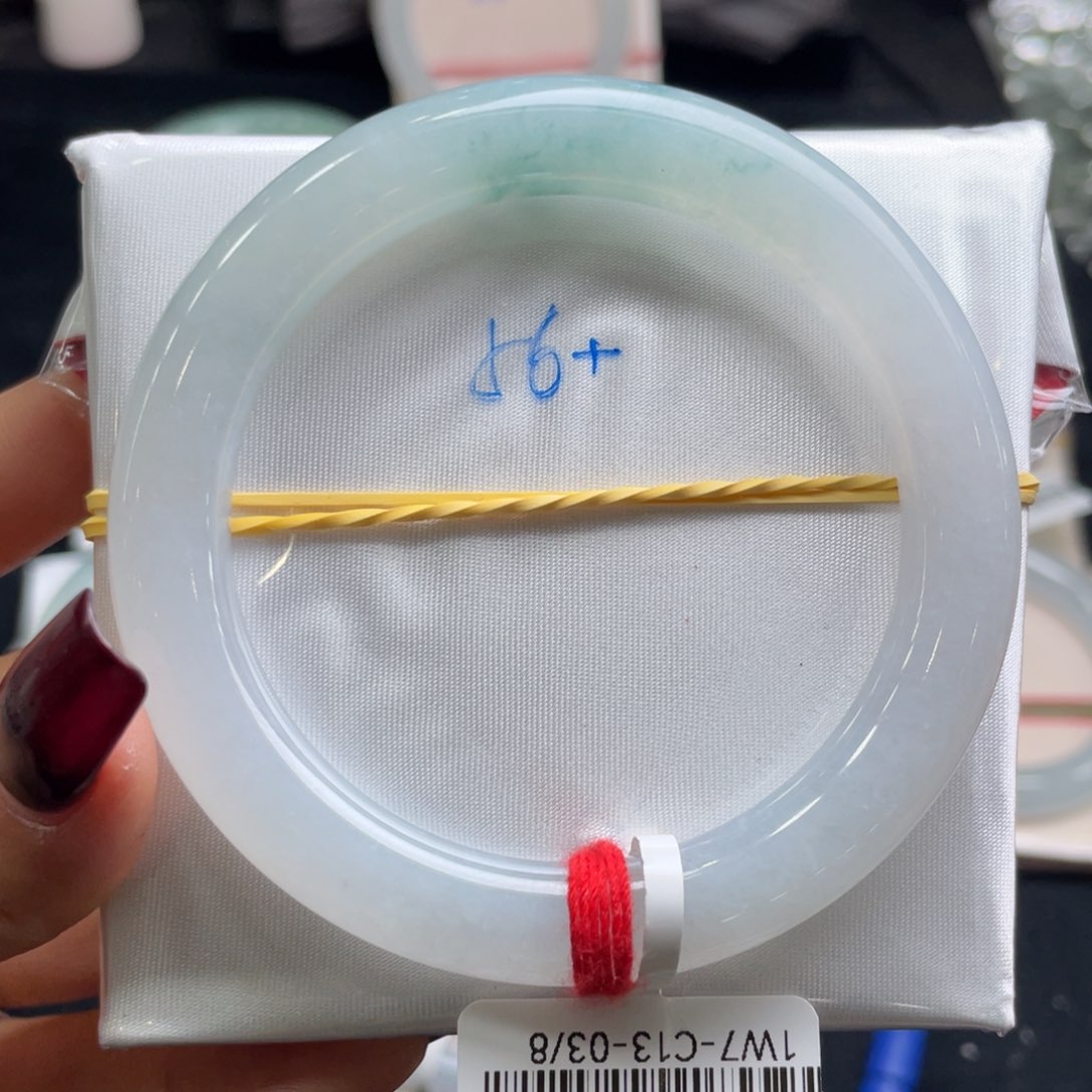 翡翠手镯未镶嵌翡翠手镯