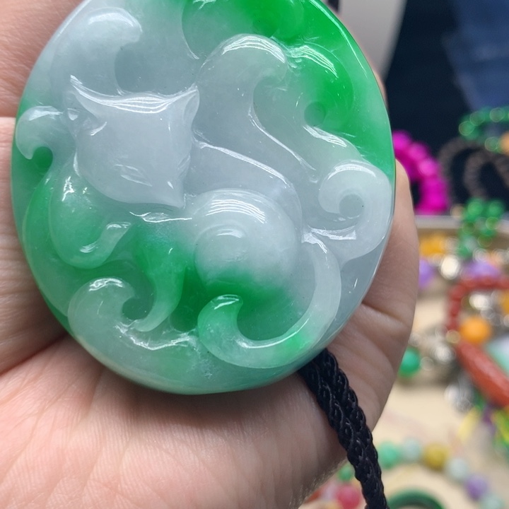翡翠颈饰未镶嵌春**瞅吊坠