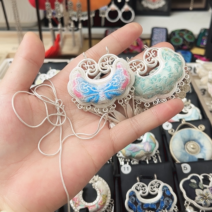 织绣蓝色平安锁，换小钱币