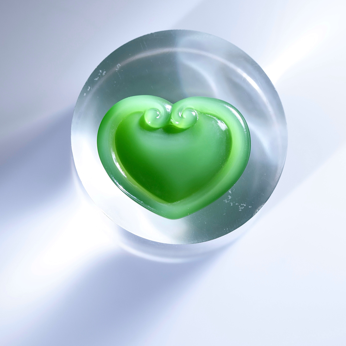 和田玉冰底料碧玉阳绿桃心吊坠