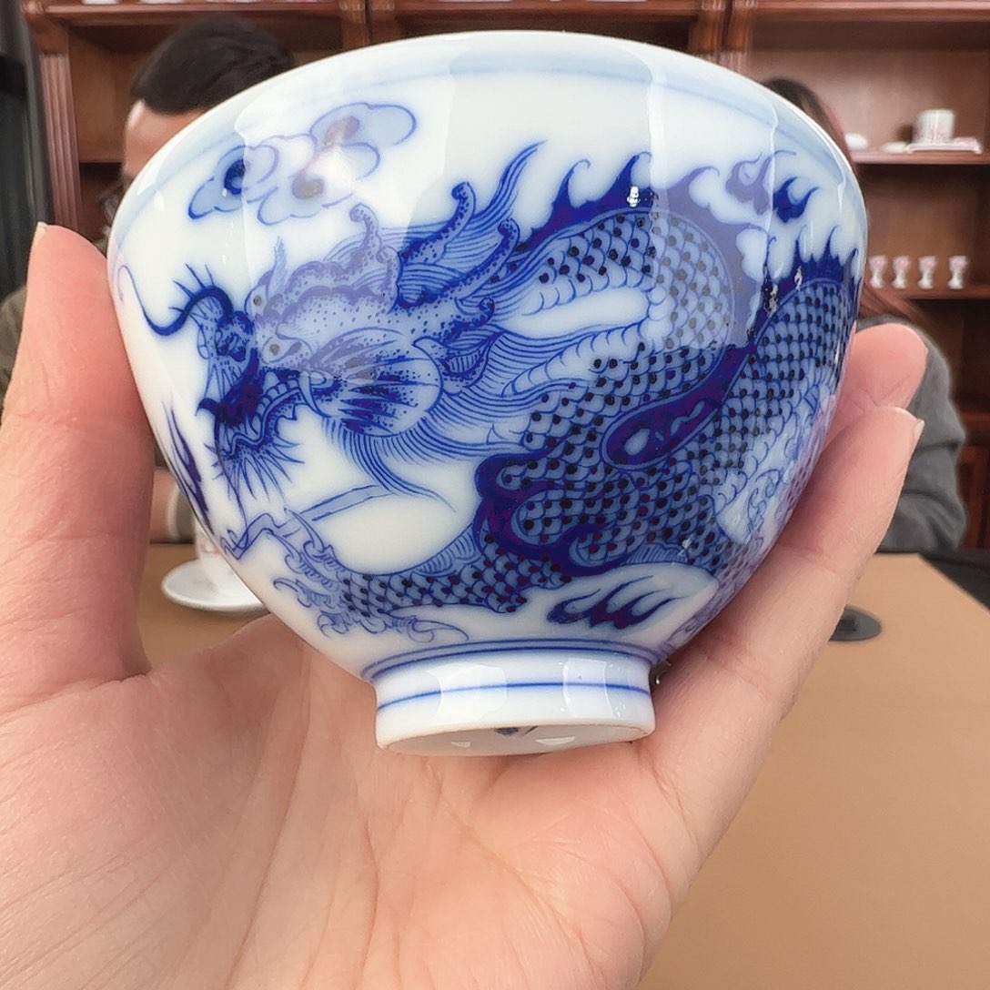 瓷柴窑 青花龙纹鸡心杯，微瑕发色淡
