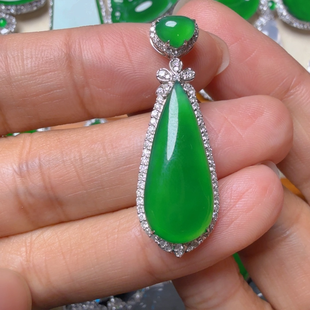 翡翠18K金镶嵌颈饰吊坠