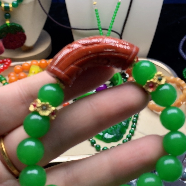 翡翠颈饰未镶嵌吊坠