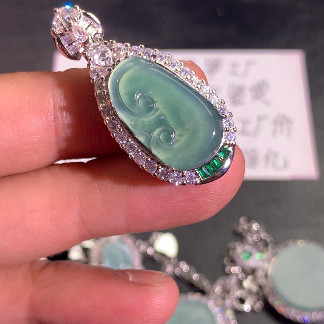 翡翠颈饰未镶嵌如意