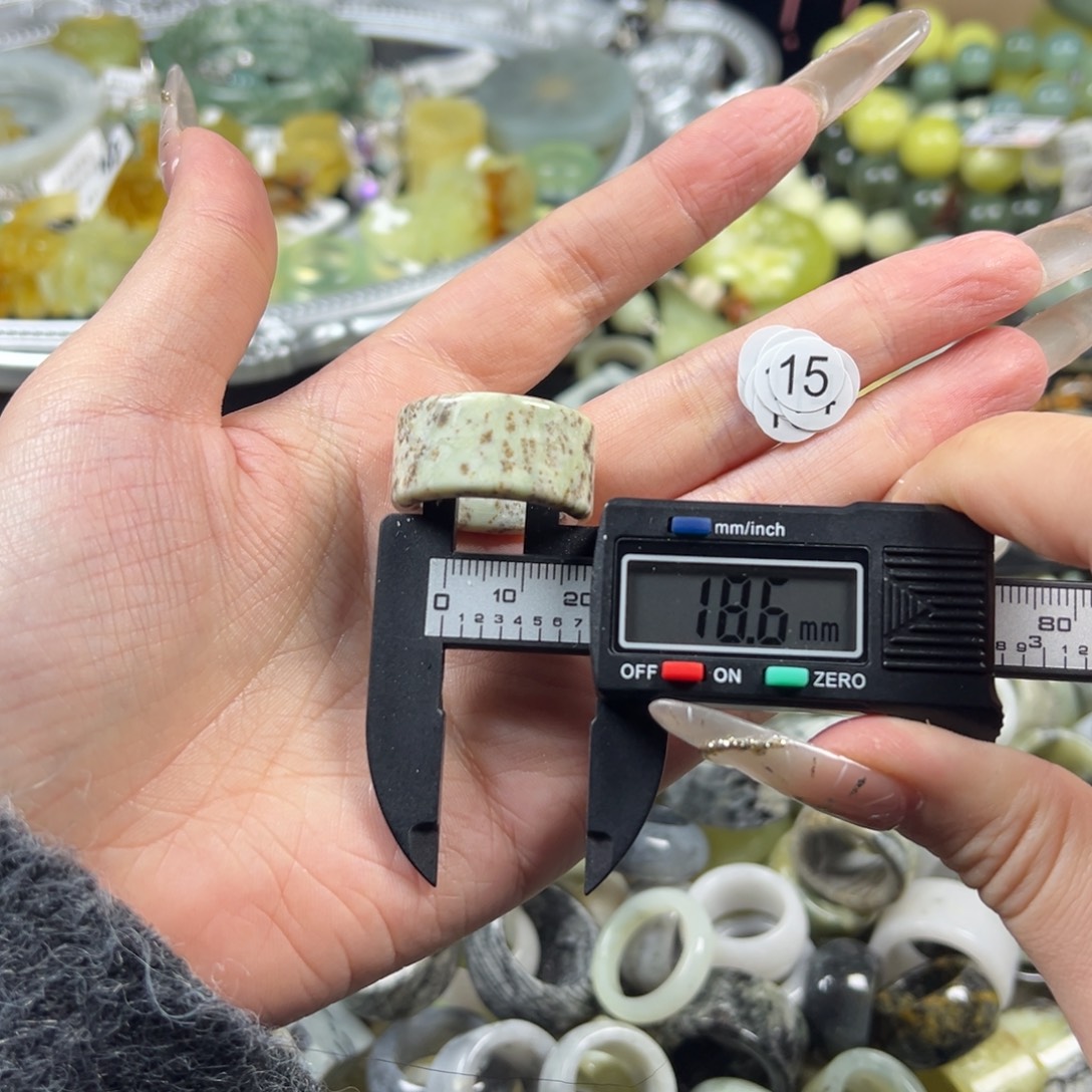 蛇纹石玉未镶嵌戒指