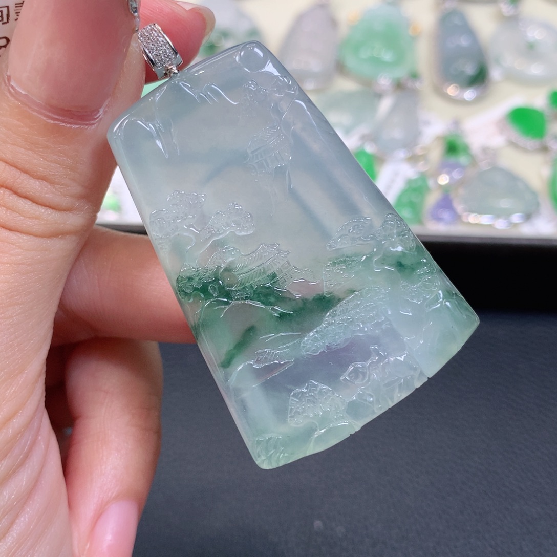 翡翠18K金镶嵌颈饰