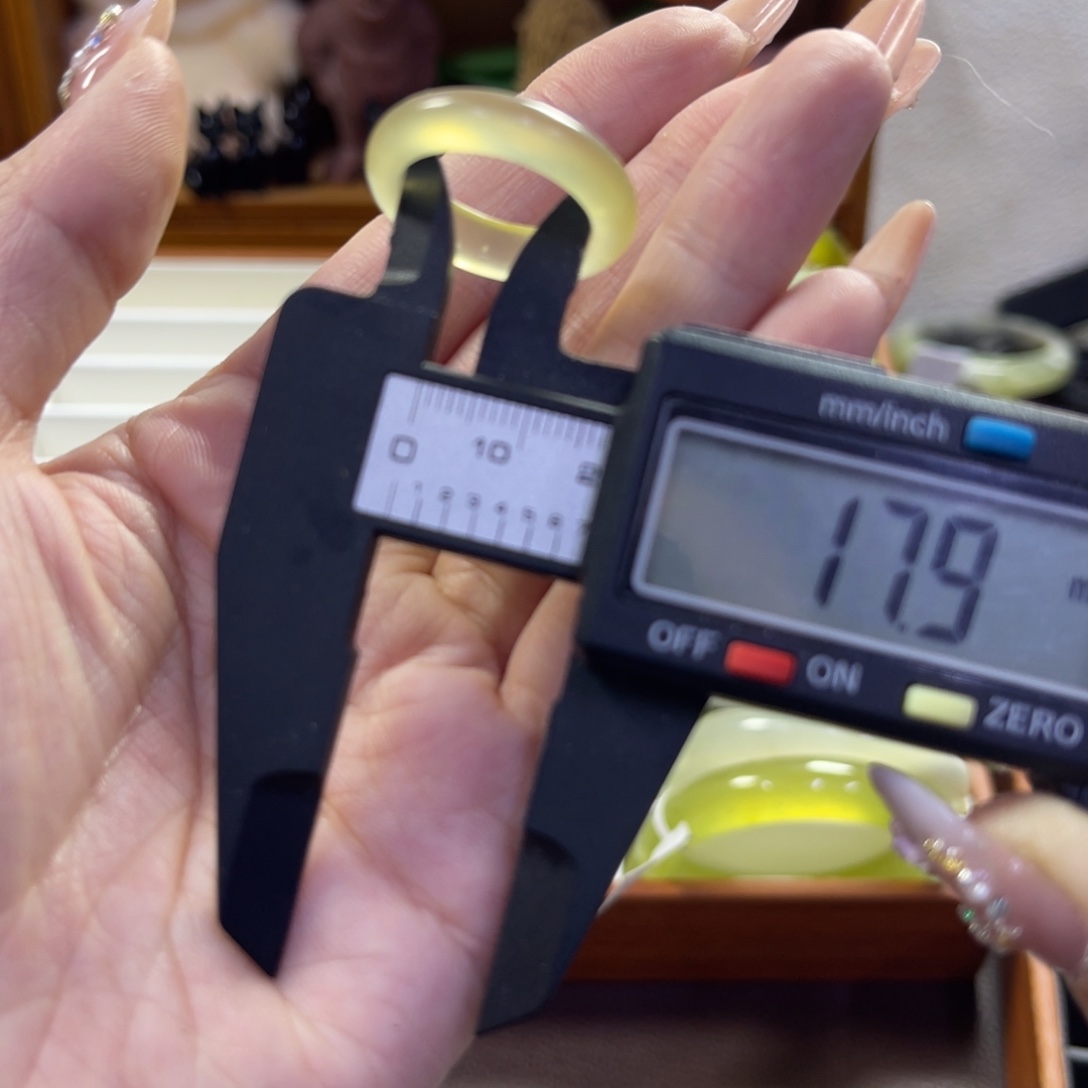 蛇纹石玉未镶嵌手镯275