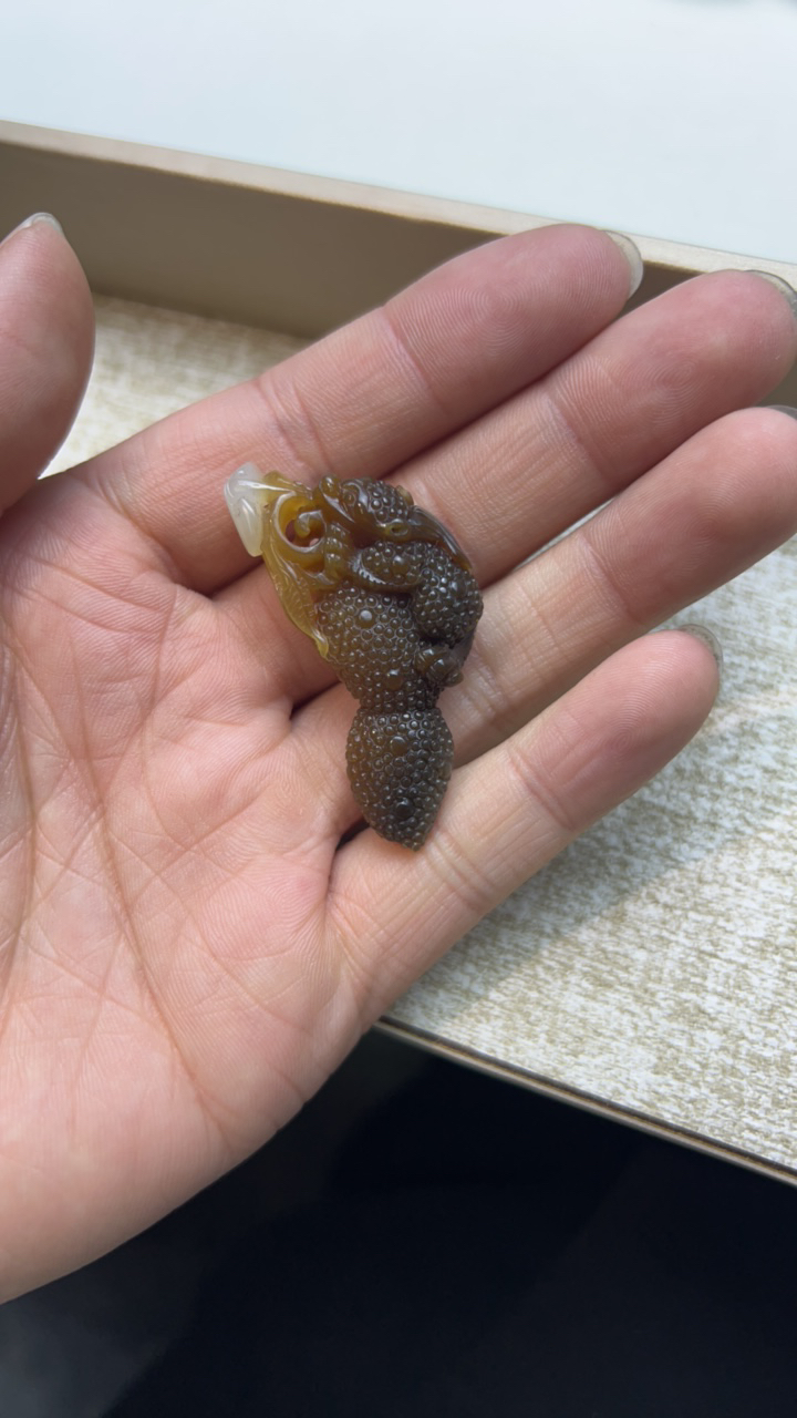 和田玉俄糖三足蟾灵芝花生俏糖俏色小挂件