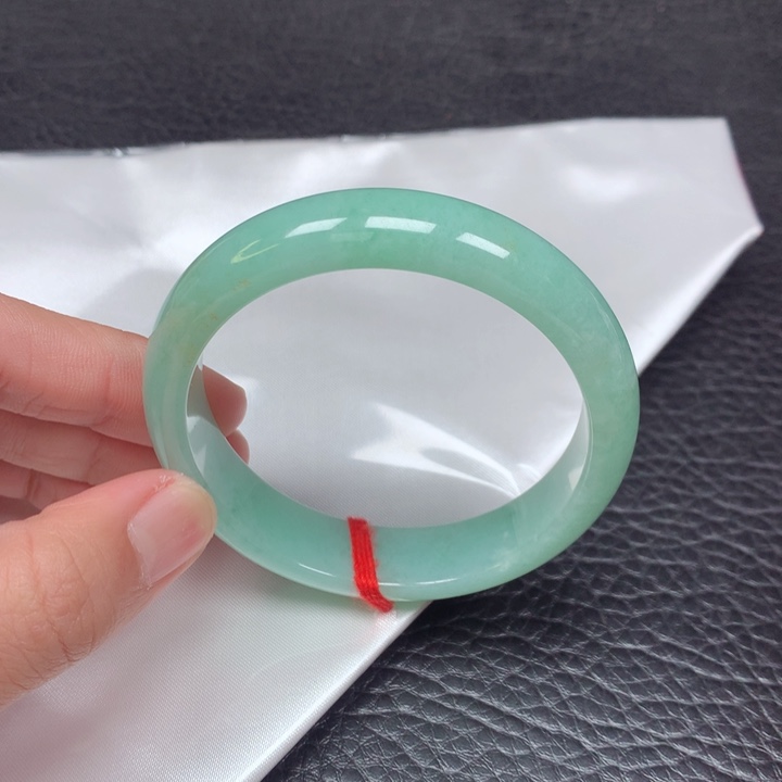 翡翠手镯未镶嵌。