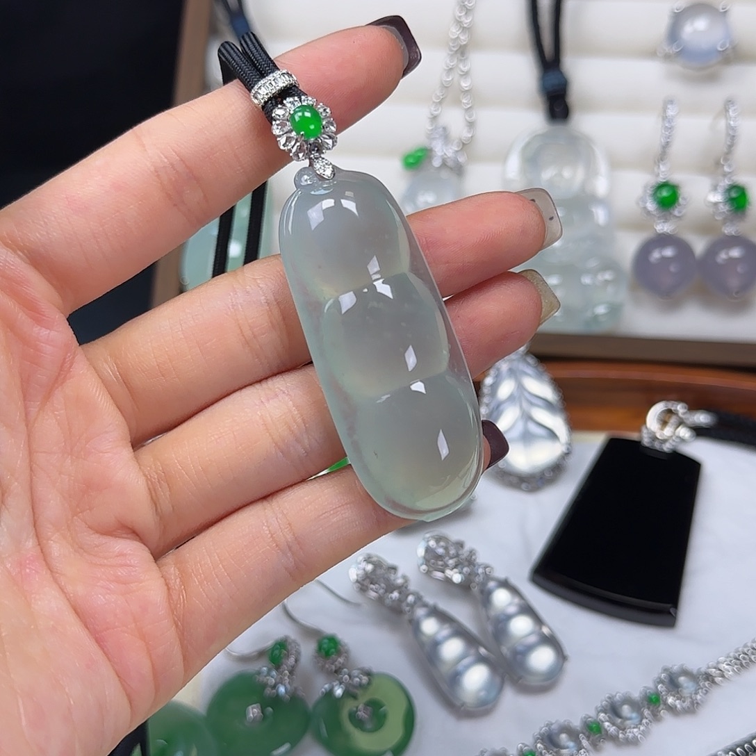 翡翠18K金镶嵌颈饰晴底福豆