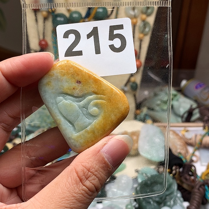 翡翠颈饰未镶嵌东**逛翡翠