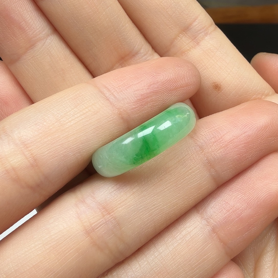 翡翠未镶嵌颈饰戒指