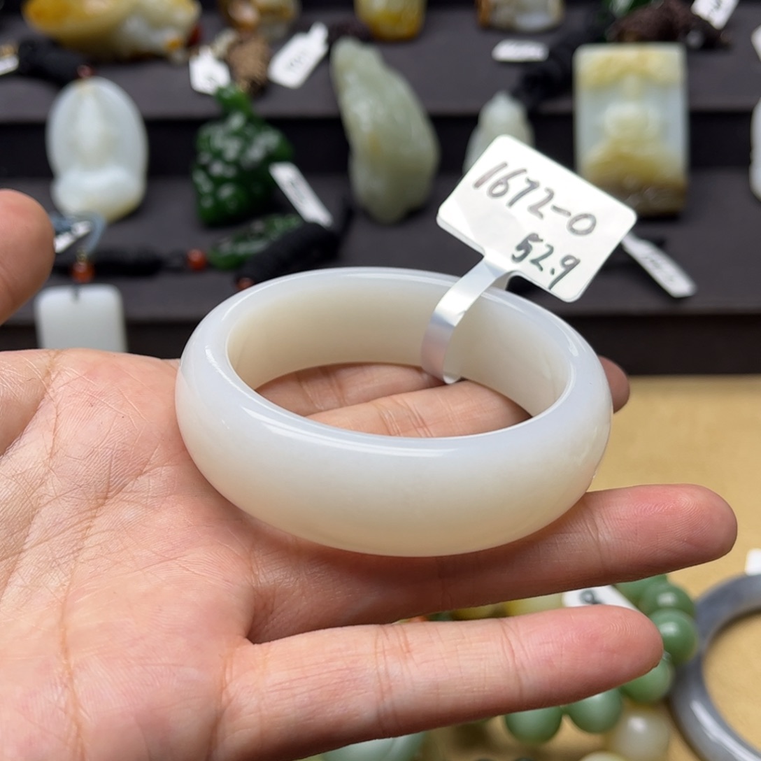 和田玉手镯未镶嵌小*伙