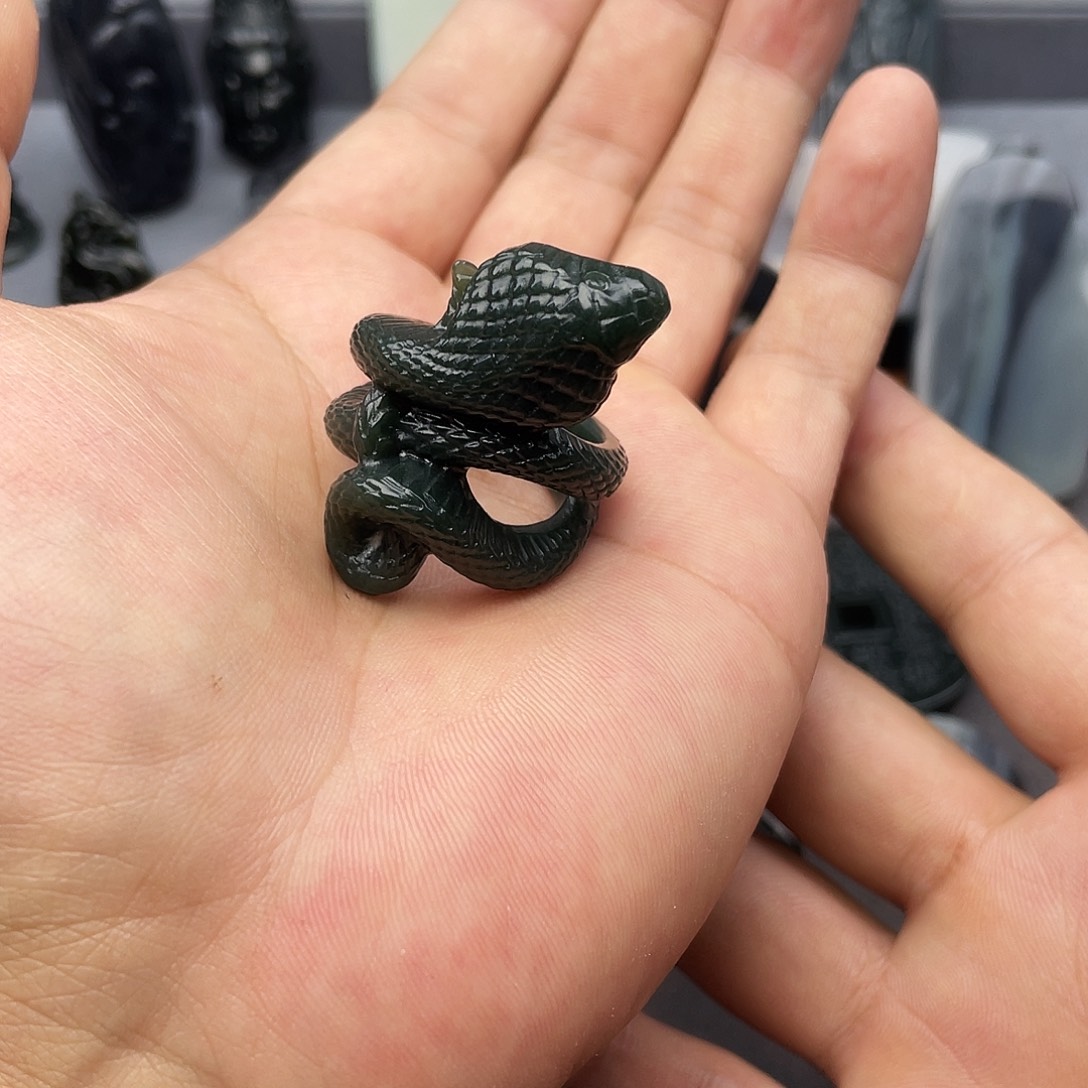 小****和田玉未镶嵌颈饰