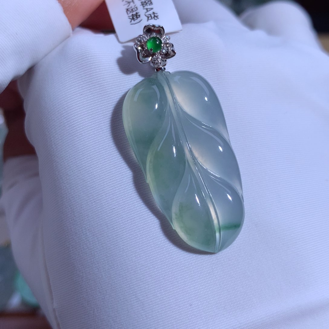 翡翠颈饰18K金镶嵌叶子