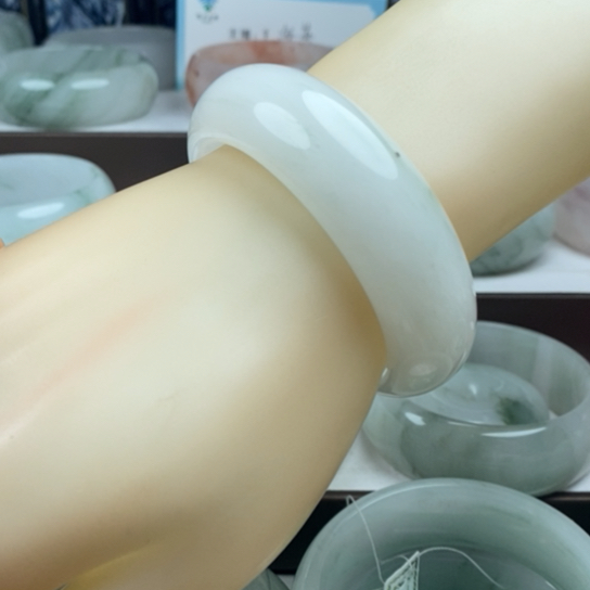 知***乐石英质玉（金丝玉）未镶嵌手镯