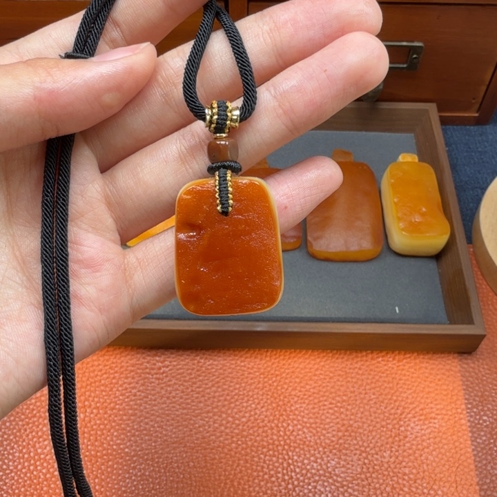蜜蜡未镶嵌吊坠(赠链)