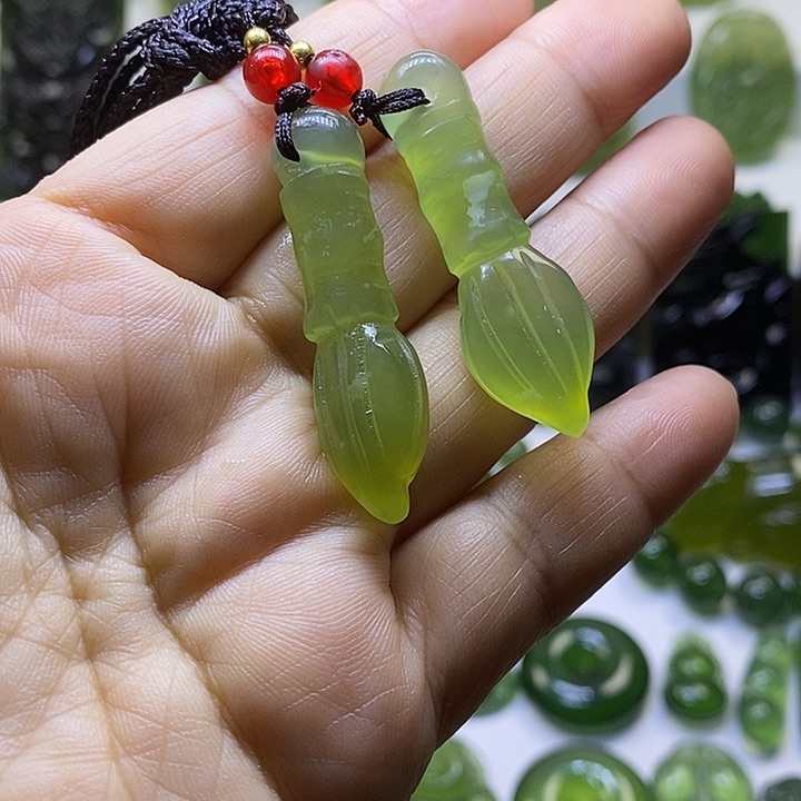 蛇纹石玉颈饰未镶嵌