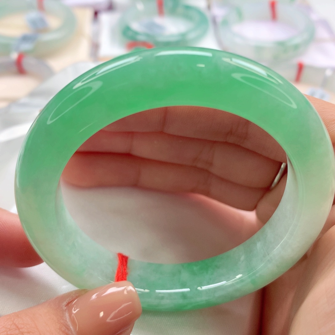 翡翠手镯未镶嵌师妹满色必收！