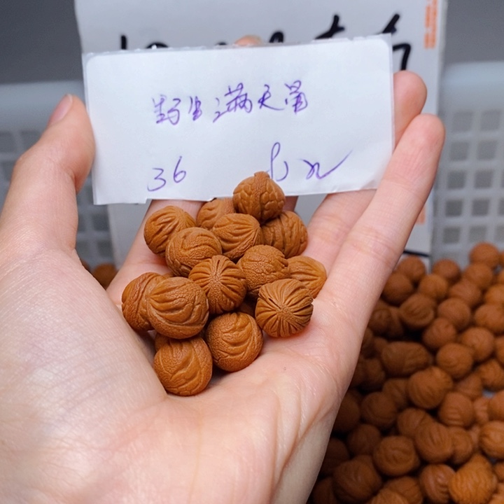 大***6桃核手串12mm左右野生满天星36颗（打孔）